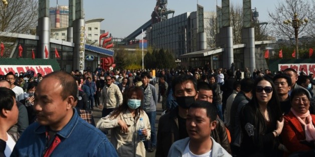 Des centaines d'ouvriers licenciés manifestent devant le siège de Guofeng Steel Company à Tangshan, province nord de la Chine, désormais contrainte de stopper sa production le 5 avril 2016