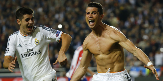 Cristiano Ronaldo zeigt sein Sixpack.