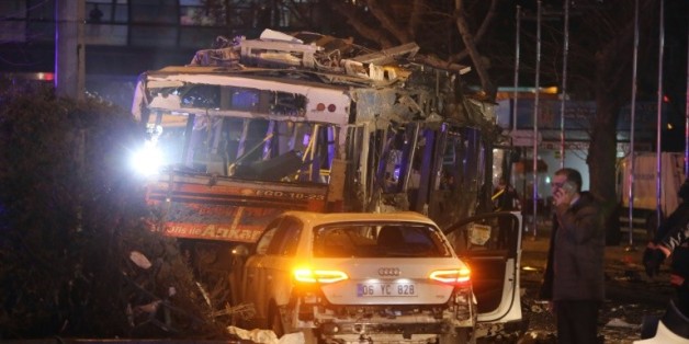 Les épaves brûlées d'un bus et d'une voiture après l'attentat d'Ankara, le 13 mars 2016