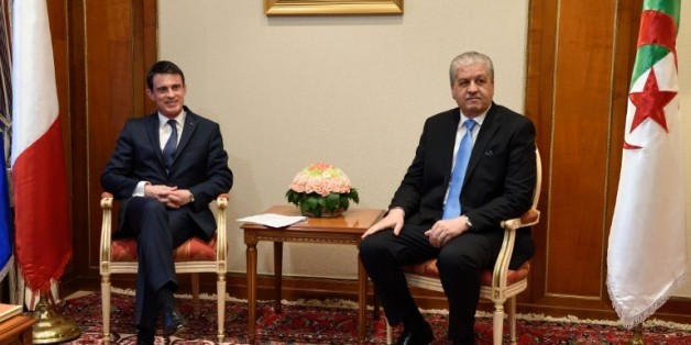 Le Premier ministre algérien Abdelmalek Sellal (D) lors d'une rencontre avec son homologue français Manuel Valls, le 10 avril 2016 à Alger