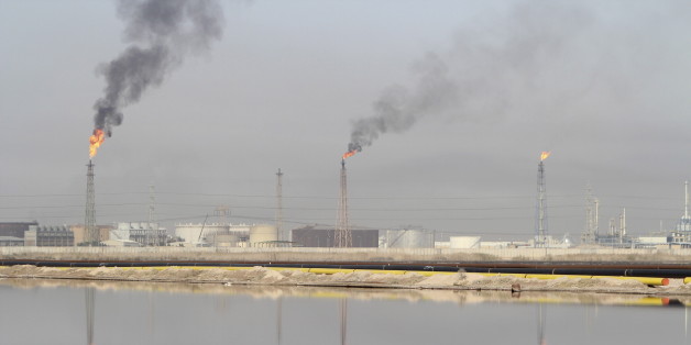 A general view shows a lake of oil at Al-Sheiba oil refinery in the southern Iraq city of Basra, in this January 26, 2016 file photo. REUTERS/Essam Al-Sudani/Files