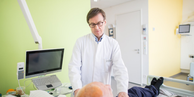 Der Hirnforscher Alfons Schnitzler untersucht einen Parkinson-Patienten