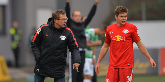 Der Leipziger Trainer Ralf Rangnick spricht während einer Spielunterbrechung mit Dominik Kaiser (Archiv)