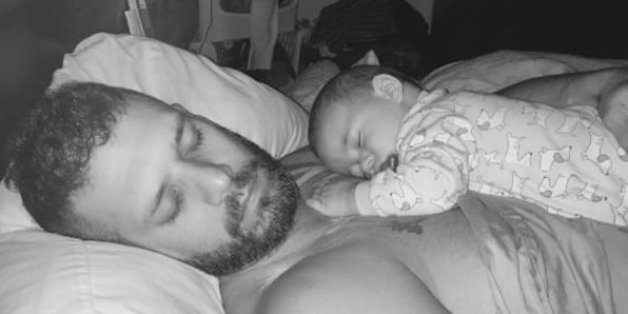 Er bringt ein fremdes Baby mit, dann schaut seine Frau nach unten und sieht das Undenkbare