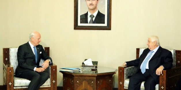 Photo diffusée par l'agence de presse officielle syrienne (SANA) montrant le chef de la diplomatie syrienne Walid Mouallem (d) et l'émissaire de l'ONU pour la Syrie Staffan de Mistura, à Damas le 11 avril 2016