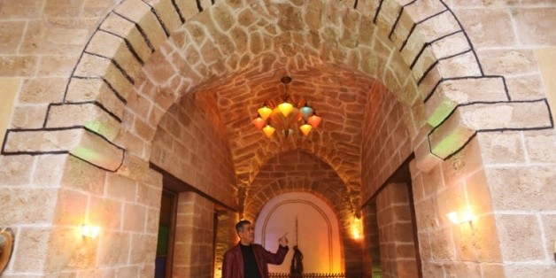 L'universitaire palestinien Atef Salama montre une pièce de sa maison à Gaza, le 6 février 2016, une des rares anciennes bâtisses encore debout dans l'enclave palestinienne