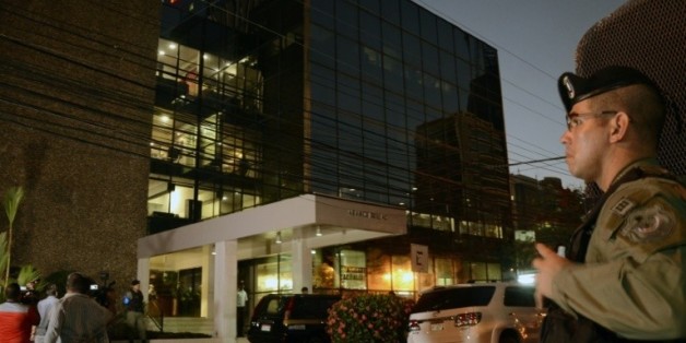 Un policier au pied des bureaux du cabinet d'avocats Mossack Fonseca lors de la perquisition, le 12 avril 2016 à Panama