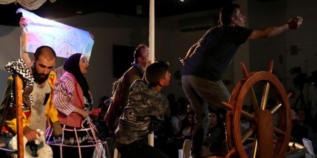 Des acteurs syriens jouent leur pièce de théâtre "Bateau de l'amour", à Amman, en Jordanie, le 3 avril 2016