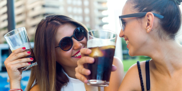 Frauen trinken Cola.