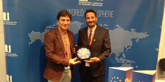 Majid El Bouazzaoui (à droite) représentant le Maroc à la Foire Internationale de Commerce d'Idées, d'Inventions et de Produits Nouveaux à Nuremberg (Allemagne) qui s'est tenue du 28 octobre au 1er novembre 2015