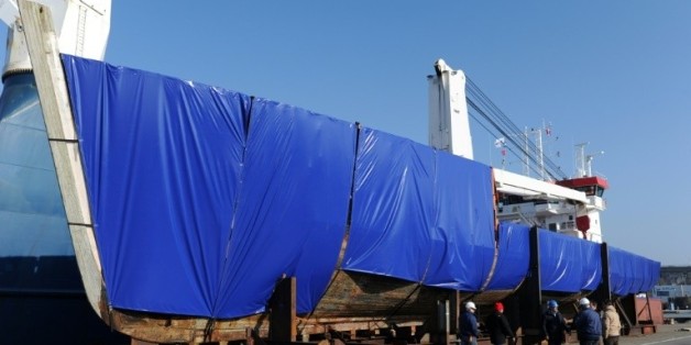 La Calypso, le mythique bateau du commandant Cousteau, est protégée par des bâches avant son départ du port de Concarneau pour la Turquie, le 14 mars 2016