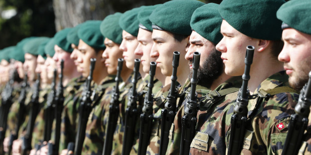Soldiers of the honour guard of the Swiss army wait for the arrival of Swiss President and Foreign Minister Didier Burkhalter and German President Joachim Gauck, in Bern April 1, 2014. Gauck is on an official visit in Switzerland. REUTERS/Ruben Sprich (SWITZERLAND - Tags: POLITICS MILITARY)