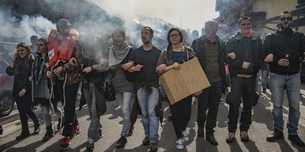 Demonstranten protestieren gegen die Schließung des Brenner für Flüchtlinge