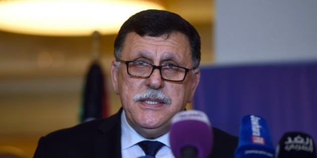 Le Premier ministre libyen Fayez al-Sarraj, ici à Tunis le 8 janvier 2016, doit recevoir le soutien des ministres des Affaires étrangères français et allemand pour appliquer l'accord de paix