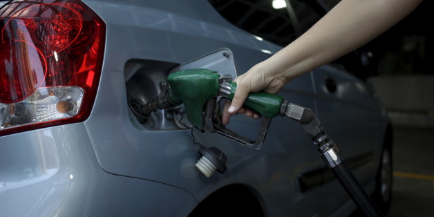 A worker pumps gas into a vehicle at a gas station, which belongs to Venezuela's state oil company PDVSA, in Caracas, February 13, 2016. Venezuela has the world's cheapest gasoline, but the subsidy is straining the OPEC country's finances amid a brutal economic crisis. REUTERS/Marco Bello