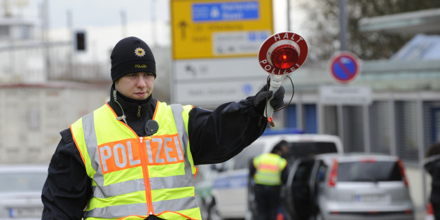 Deutsche Polizisten kontrollieren Autofahrer bei der Einreise von Strassburg nach Kehl