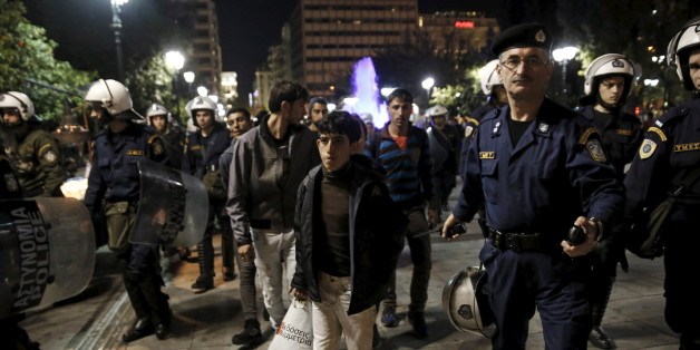 Griechische Polizei räumt Flüchtlingslager in Piräus