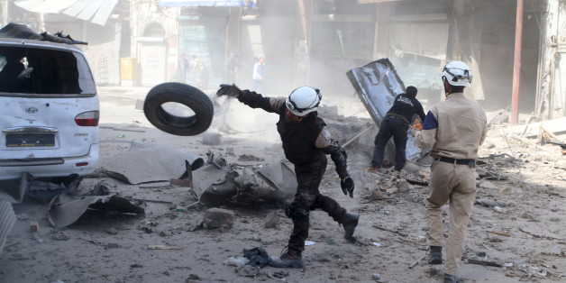 Nach einem Luftangriff im Rebellengebiet von Aleppo, suchen Bewohner nach Überlebenden. REUTERS/Abdalrhman Ismail
