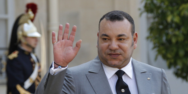 Morocco's King Mohammed VI waves after talks with France's President Francois Hollande at the Elysee Palace in Paris May 24, 2012. REUTERS/John Schults (FRANCE - Tags: POLITICS ROYALS)