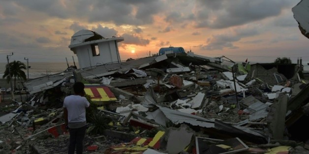 Coucher de soleil sur l'une des villes les plus touchées par le tremblement de terre en Equateur, Pedernales, le 17 avril 2016