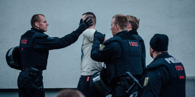 Polizeifahrzeuge schützen ein Asylbewerberheim in Freital 2015