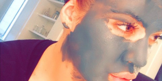 Die Kardashians verpassen keinen Trend: Khloé schwört auf Gesichtsmasken mit Aktivkohle-Anteil