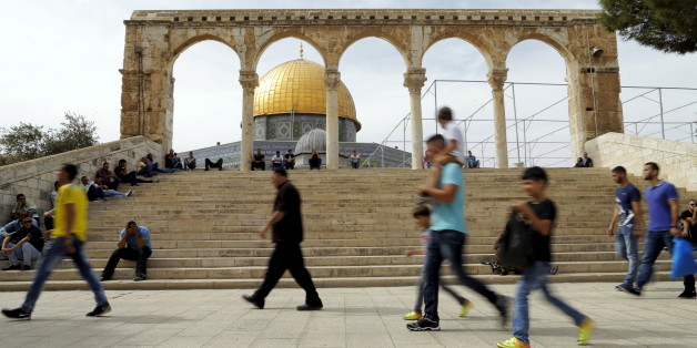 The Dome of the Rock is seen in the background as Palestinians wait for Friday prayers to begin on the compound known to Muslims as Noble Sanctuary and to Jews as Temple Mount in Jerusalem's Old City October 23, 2015. Palestinian factions called for mass rallies against Israel in the occupied West Bank and East Jerusalem in a "day of rage" on Friday, as world and regional powers pressed on with talks to try to end more than three weeks of bloodshed. Israeli authorities also lifted restrictions on Friday that had banned men aged under 40 from using the flashpoint al-Aqsa mosque compound in Jerusalem's Old City - a move seen as a bid to ease Muslim anger. REUTERS/Ammar Awad