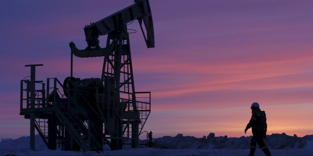 A worker at an oil field owned by Bashneft, Bashkortostan, Russia, in this January 28, 2015 file photo. REUTERS/Sergei Karpukhin/Files