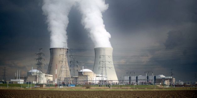 Dampf steigt hinter einer Windmühle bei Antwerpen (Belgien) aus den Kühltürmen des Atomkraftwerks Doel des Stromversorgers Electrabel, aufgenommen am 26.02.2016.