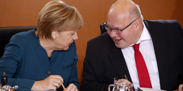 German Chancellor Angela Merkel (L) talks to Head of the Federal Chancellery Peter Altmaier during the weekly cabinet meeting at the Chancellery in Berlin, Germany, October 21, 2015. REUTERS/Fabrizio Bensch