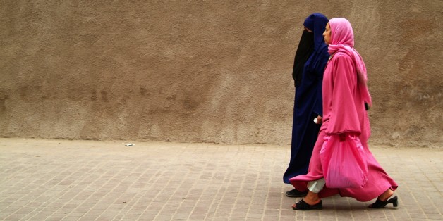(GERMANY OUT) Zwei Muslima in einer Gasse in der Altstadt von Marrakesch. Marokko, März 2007 (Photo by JOKER / Katharina Eglau/ullstein bild via Getty Images)