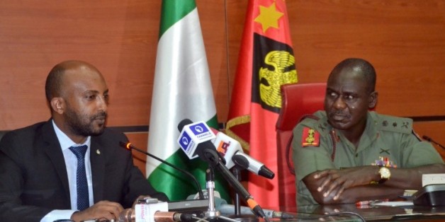Le général Tukur Yusuf Buratai (g), chef d'état-major des armées nigérianes et Netsanet Belay (g), directeur d'Amnesty International pour la recherche et le plaidoyer en Afrique, au siège de l'armée à Abuja le 18 février 2016