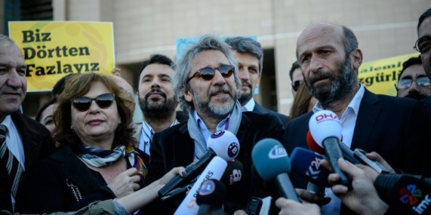 Le rédacteur en chef du quotidien turc Cumhuriyet Can Dündar (c) et le chef du bureau d'Ankara Erdem Gül (d) arrivent à leur procès au tribunal d'Istanbul le 22 avril 2016