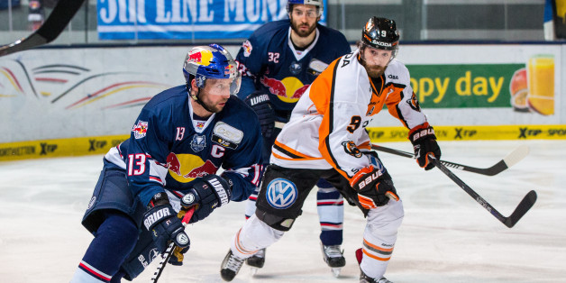 Michael Wolf (l) aus München im Kampf um den Puck mit Jefferey Likens aus Wolfsburg im DEL-Finale (3. Spiel)