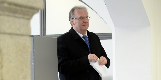 Ministerpräsident Reiner Haseloff bei der Stimmabgabe
