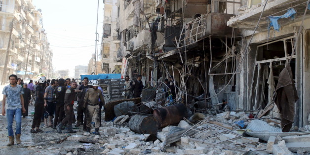 Residents and civil defence members inspect a damaged building after an airstrike on the rebel-held Tariq al-Bab neighbourhood of Aleppo, Syria April 23, 2016. REUTERS/Abdalrhman Ismail