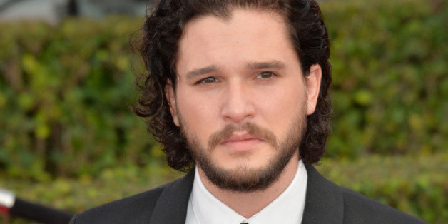Kit Harington betritt den roten Teppich nur mit perfekt gestylten Locken.