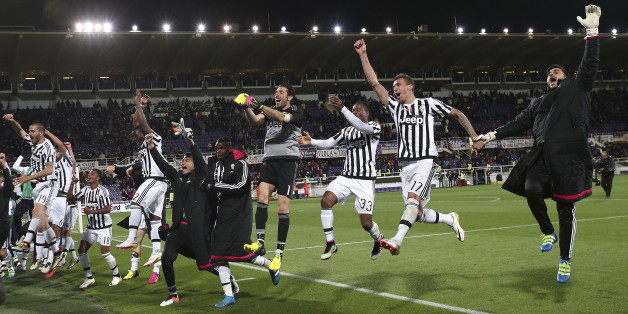 Football Soccer - Fiorentina v Juventus - Italian Serie A - Artemio Franchi stadium, Florence, Italy - 24/04/16 Juventus' players celebrate at the end of the match against Fiorentina. REUTERS/Stefano Rellandini