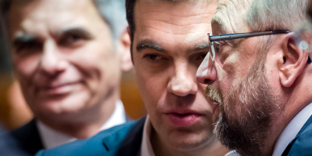 Der griechische Premierminister Alexis Tsipras spricht mit dem Präsidenten des EU-Parlaments Martin Schultz