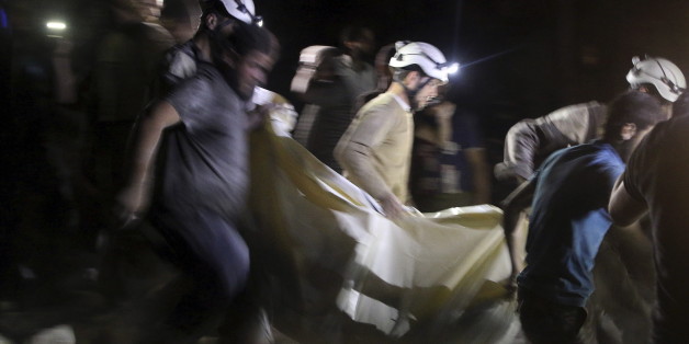 Civil defence members carry a casualty after an airstrike at a field hospital in the rebel held area of al-Sukari district of Aleppo, Syria April 27, 2016. REUTERS/Abdalrhman Ismail TPX IMAGES OF THE DAY