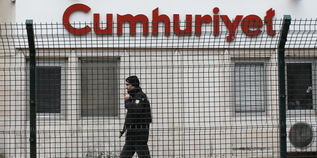 A private security employee stands guard at the entrance of daily newspaper Cumhuriyet's offices, in Istanbul January 14, 2015. Turkish police took security measures around the offices of daily newspaper Cumhuriyet after it published a four-page spread of Charlie Hebdo cartoons. REUTERS/Murad Sezer (TURKEY - Tags: POLITICS CIVIL UNREST CRIME LAW MEDIA)