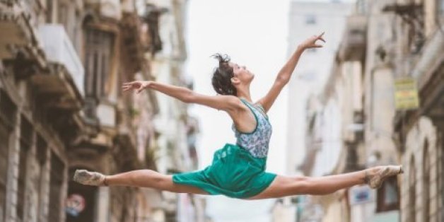 Les danseuses Daniela Fabelo et Daniela Cabrera dévoilent une danse dans les rues de Cuba