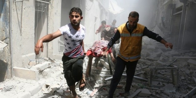 Des secours interviennent après des bombardements à Alep, en Syrie, le 29 avril 2016