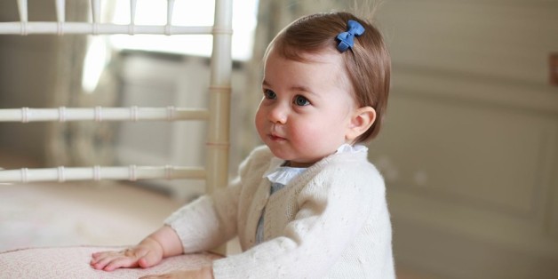 Les premiers pas de la princesse Charlotte dévoilés sur Facebook pour son premier anniversaire (PHOTOS)
