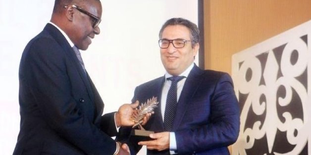 Imad Barrakad reçoit le prix des "Bâtisseurs de l'économie africaine" à Abidjan