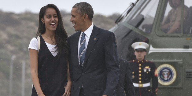 US President Barack Obama and daughter Malia make their way to board Air Force One before departing from Los Angeles International Airport in Los Angeles on April 8, 2016.
Obama is heading to San Francisco to take part in a Democratic National Committee roundtable discussion and to attend a Democratic Congressional Campaign Committee fundraiser. / AFP / MANDEL NGAN (Photo credit should read MANDEL NGAN/AFP/Getty Images)