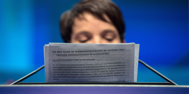 Die AfD-Parteivorsitzende Frauke Petry spricht am 01.05.2016 beim AfD-Bundesparteitag in Stuttgart (Baden-Württemberg)