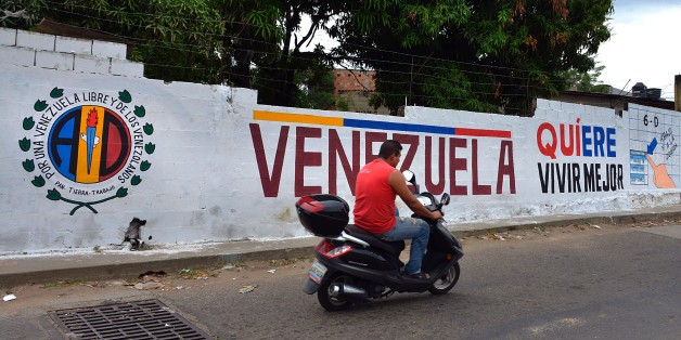 ATENCION ACOMPANA NOTA DE VALENTINA OROPEZA
A graffiti with electoral propaganda on a wall at 'La Invasion' low-income neighborhood in San Antonio, Tachira state, in the border with Colombia on November 28, 2015. AFP PHOTO/GEORGE CASTELLANOS / AFP / George CASTELLANOS (Photo credit should read GEORGE CASTELLANOS/AFP/Getty Images)
