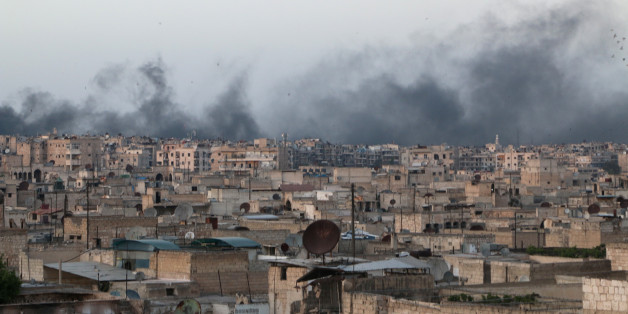 Smoke rises after airstrikes on the rebel-held al-Sakhour neighborhood of Aleppo, Syria April 29, 2016. REUTERS/Abdalrhman Ismail