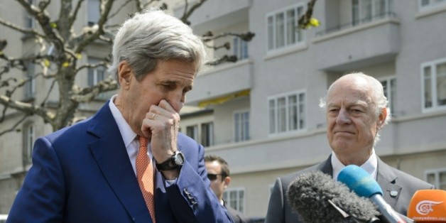 Le secrétaire d'Etat américain John Kerry (g) et l'envoyé spécial de l'ONU pour la Syrie, Staffan de Mistura lors d'un point de presse à Genève, le 2 mai 2016